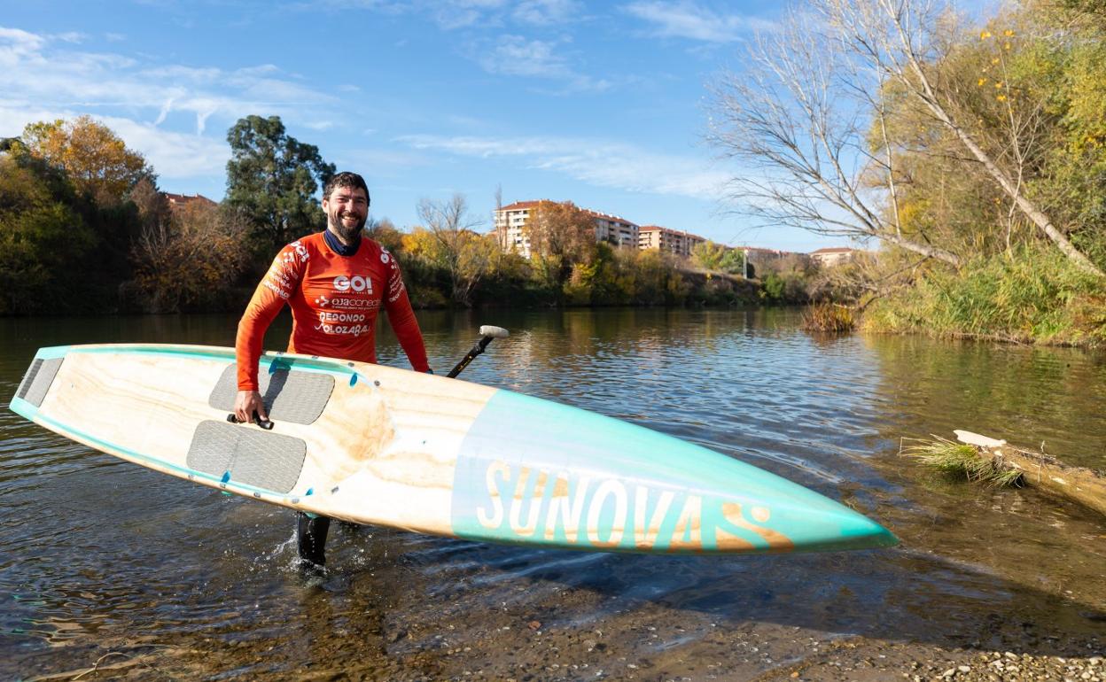 Artem Avramenko, junto a su tabla en el embarcadero del río Ebro. 