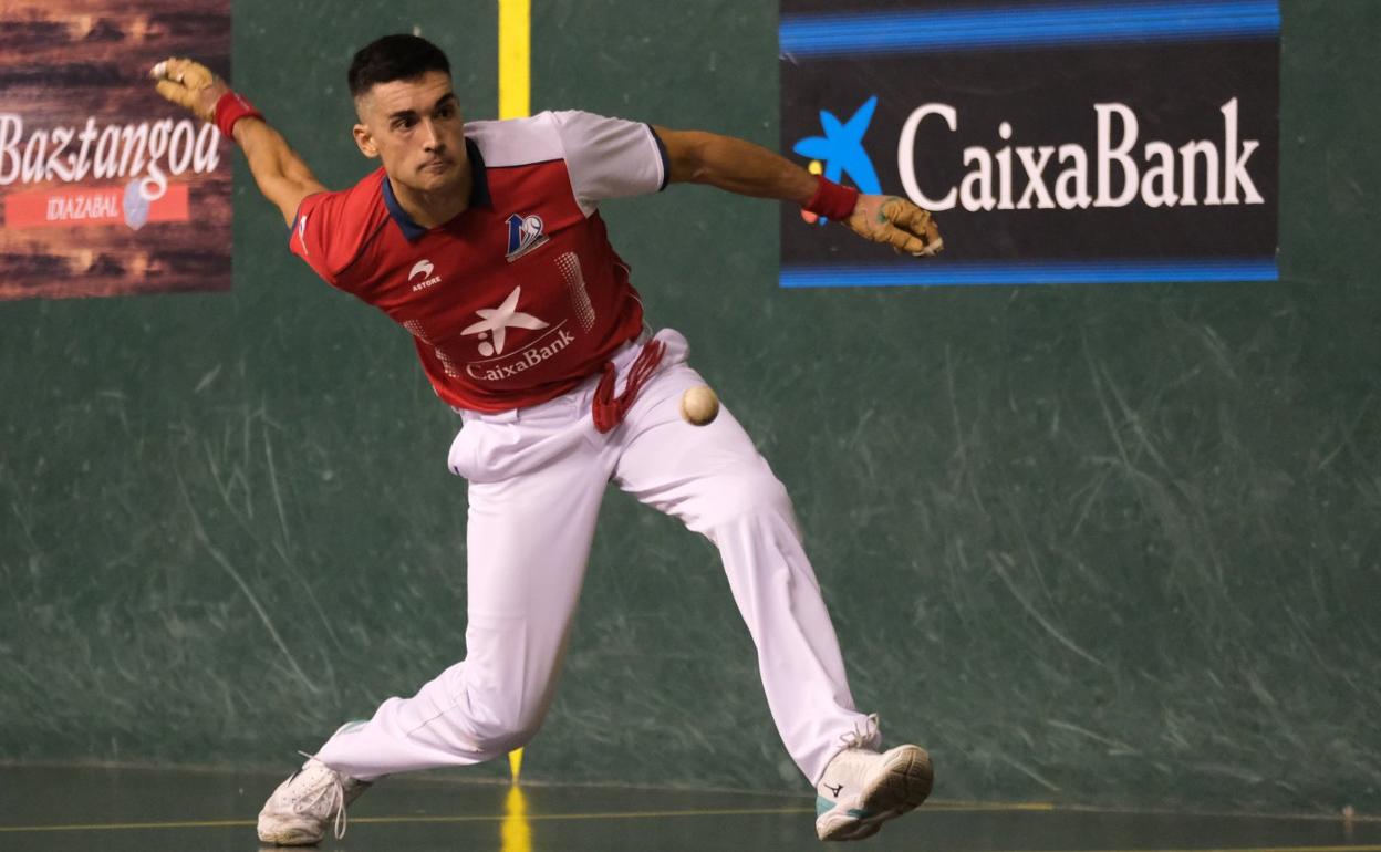 Víctor golpea la pelota en la pasada feria matea. 