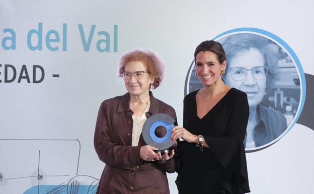 Margarita del Val recibe el premio de Sociedad de manos de Marieta Juareguizar, directora de Comunicación de la Fundación Univertitaria San Pablo CEU