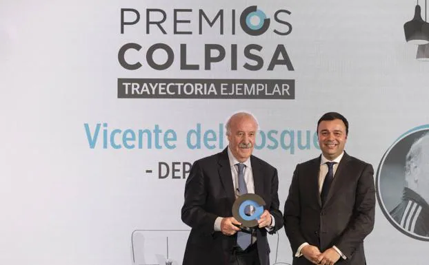 Vicente del Bosque recibe el premio de Deportes de manos Jesús Nemesio Arroyo, director corporativo de Comunicación en la Fundación La Caixa