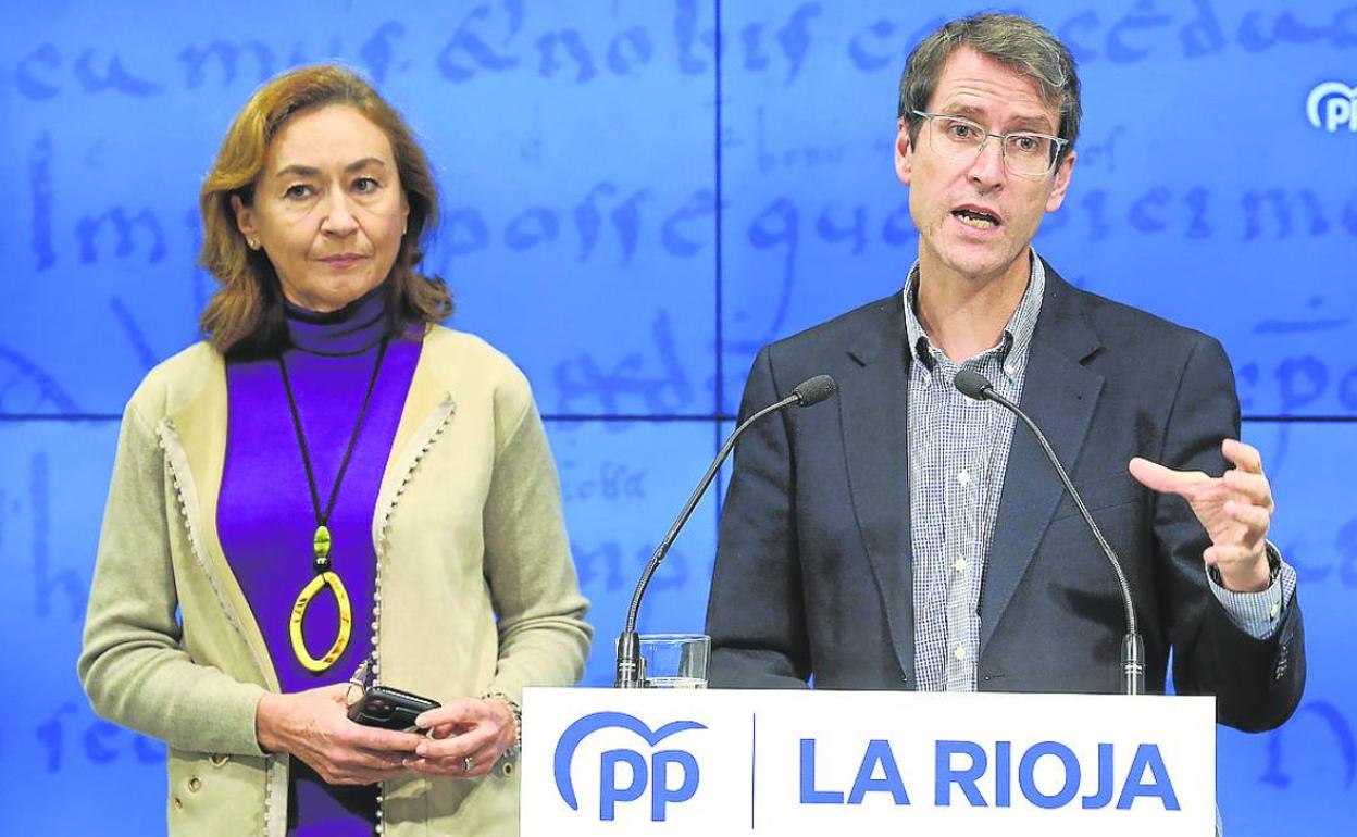 Gonzalo Capellán compareció con la directora de campaña del PP riojano, María Martín. 