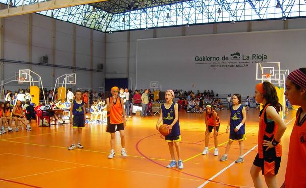 Paula Estebas, con el balón, de escolar. 