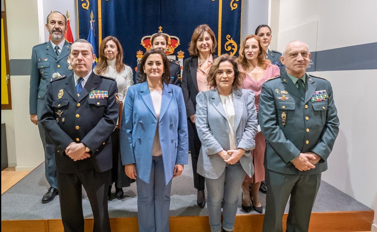 Los galardonados: Tomás Gil, Elena Soria, presidenta de Plena Inclusión, Silvia Barrera, Eva María Berrueta, Beatriz Zúñiga y Ana Pérez Román; junto al jefe de Policía, Manuel Laguna, la presidenta, Concha Andreu; la delegada, Beatriz Arraiz; y el comandante José Antonio Cubel. 
