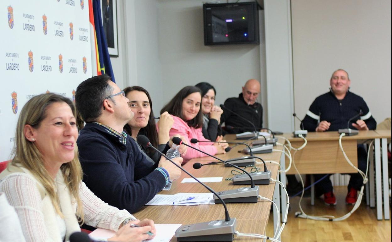 Concejales de Cs, PP y PSOE se ríen durante el último pleno municipal de Lardero tras una equivocación del alcalde, Manuel Vallejo. 