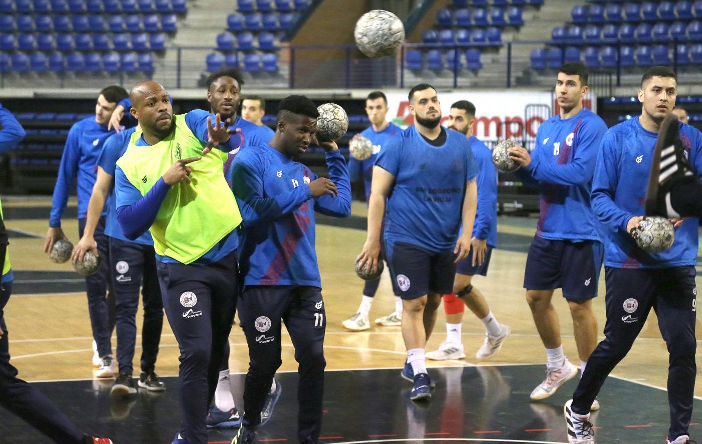 Ángel Rivero, Mamadou Diocou y Keita calientan el brazo en un entrenamiento del Ciudad de Logroño. 