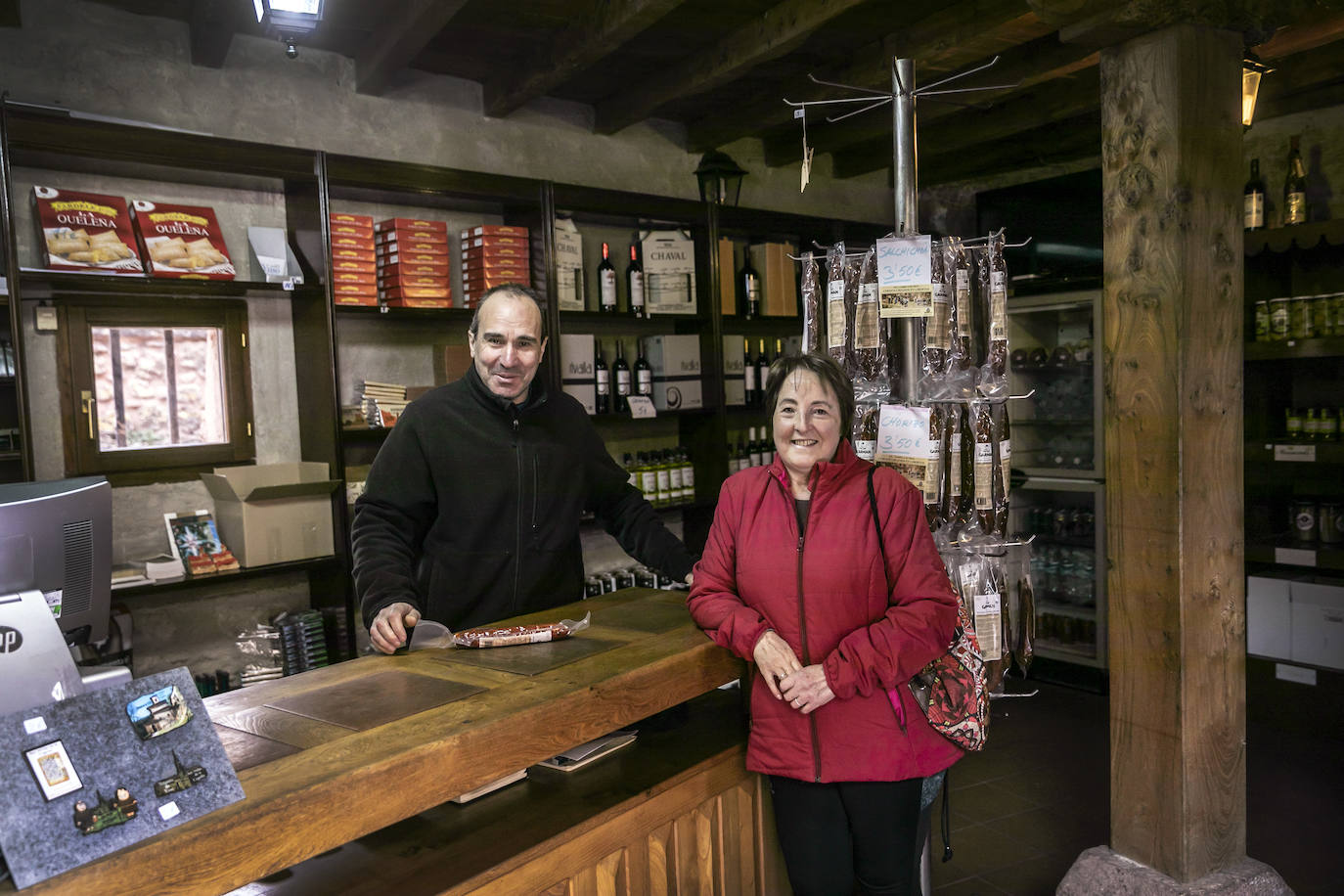 Imagen principal - Arriba, Juan Antonio Lerena, en su tienda junto a Paquita Camprovín. Abajao, Sara Savatier en el museo de la fábrica de harinas 'La Gloria' y la alcaldesa desde 2015, Raquel Fernández