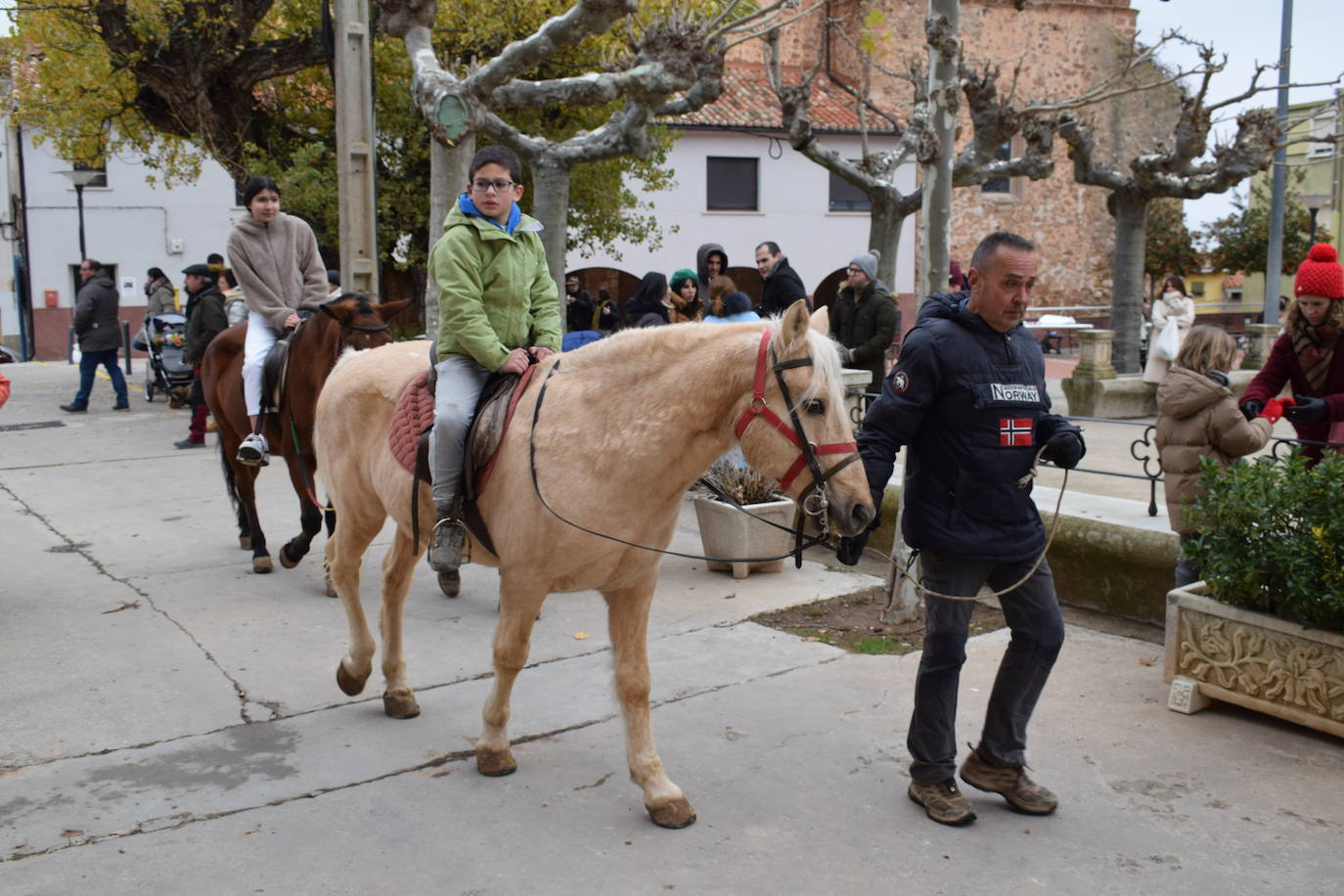 Fotos: Jornada de mercado y visitas al belén, en Sorzano