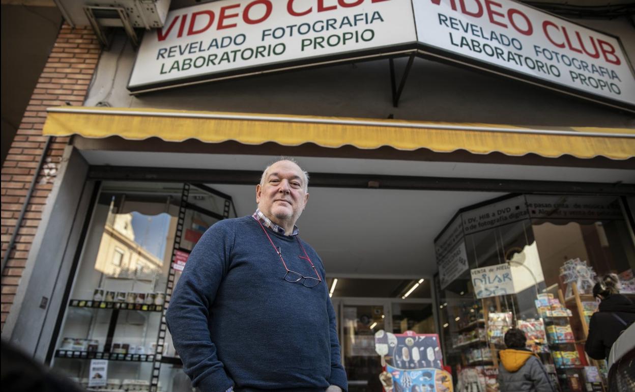 Cigüeña 27. Pedro José Jimeno, con 59 años, abrió el videoclub al que da nombre su emplazamiento en el 2000 y desde el año pasado lo reconvirtió a tienda de barrio sin películas pero con otros productos. 