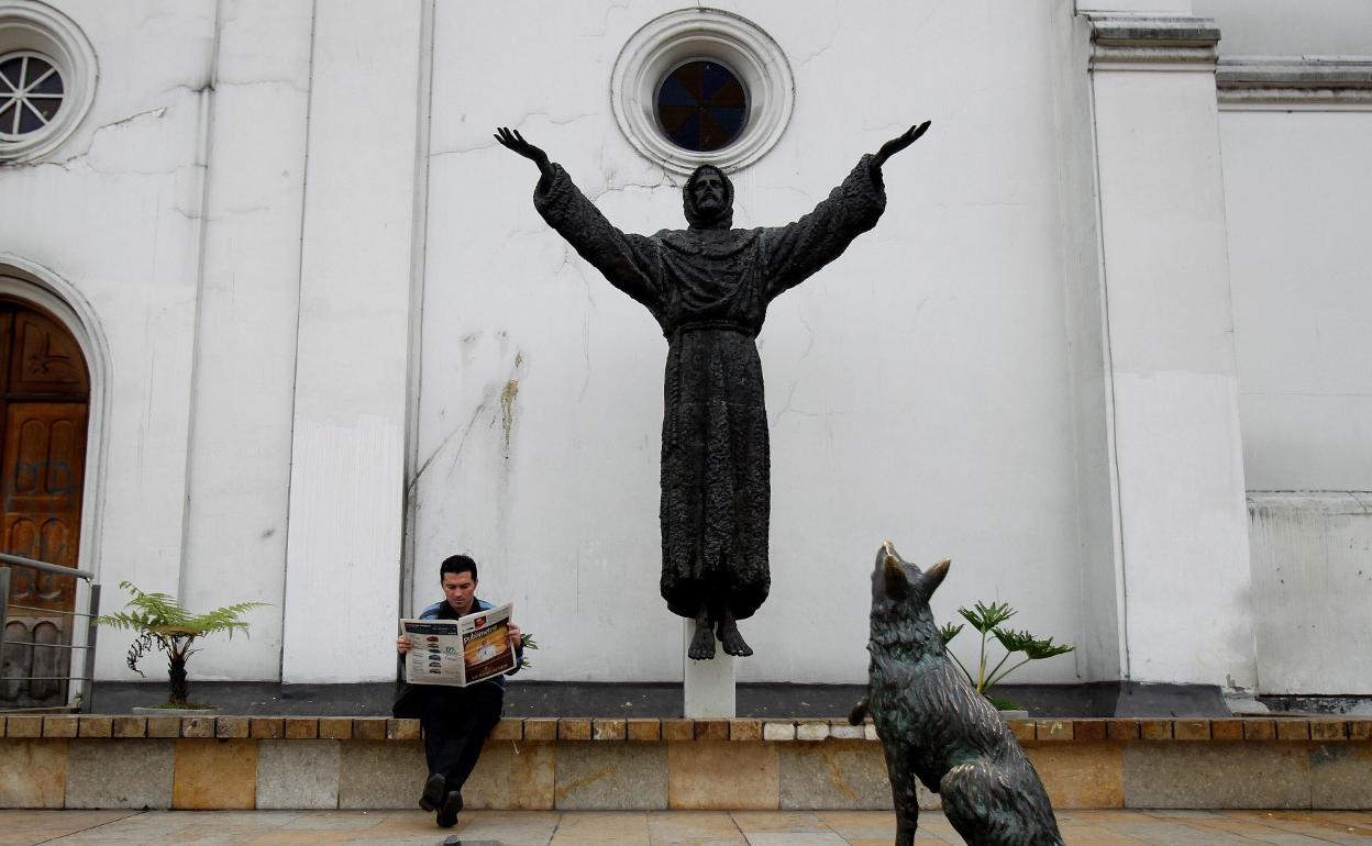 Escultura de un perro a los pies de Francisco de Asís. 