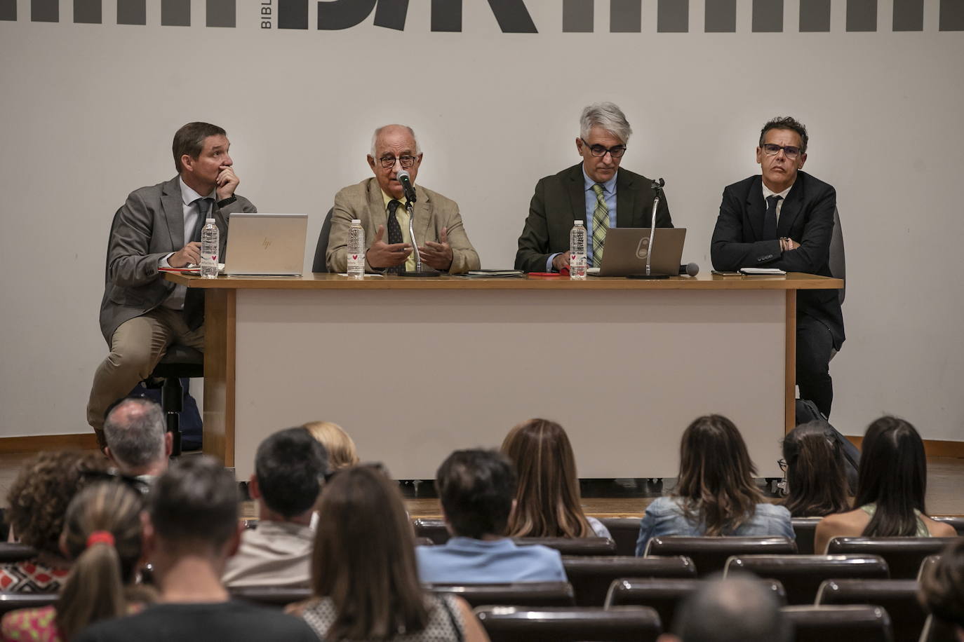 Reunión de Uruñuela con representantes de la concertada el pasado septiembre para tratar sobre el polémico decreto de convivencia. 