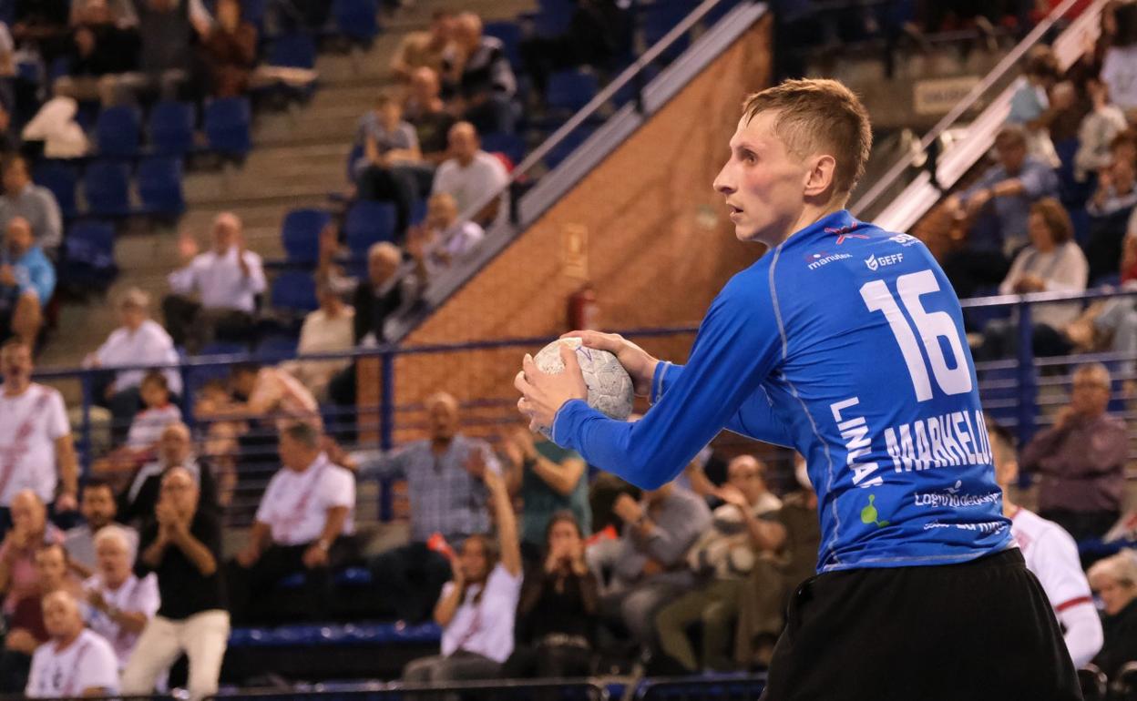 Sasha Markelau en acción ante el Bidasoa. El meta bielorruso salta de lesión en lesión. 