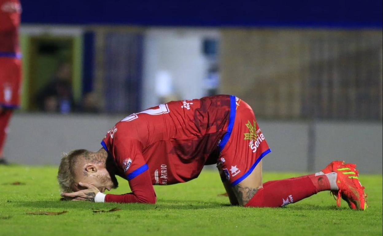 Sergio Gil se lamenta en el suelo en el partido contra el Amorebieta. 