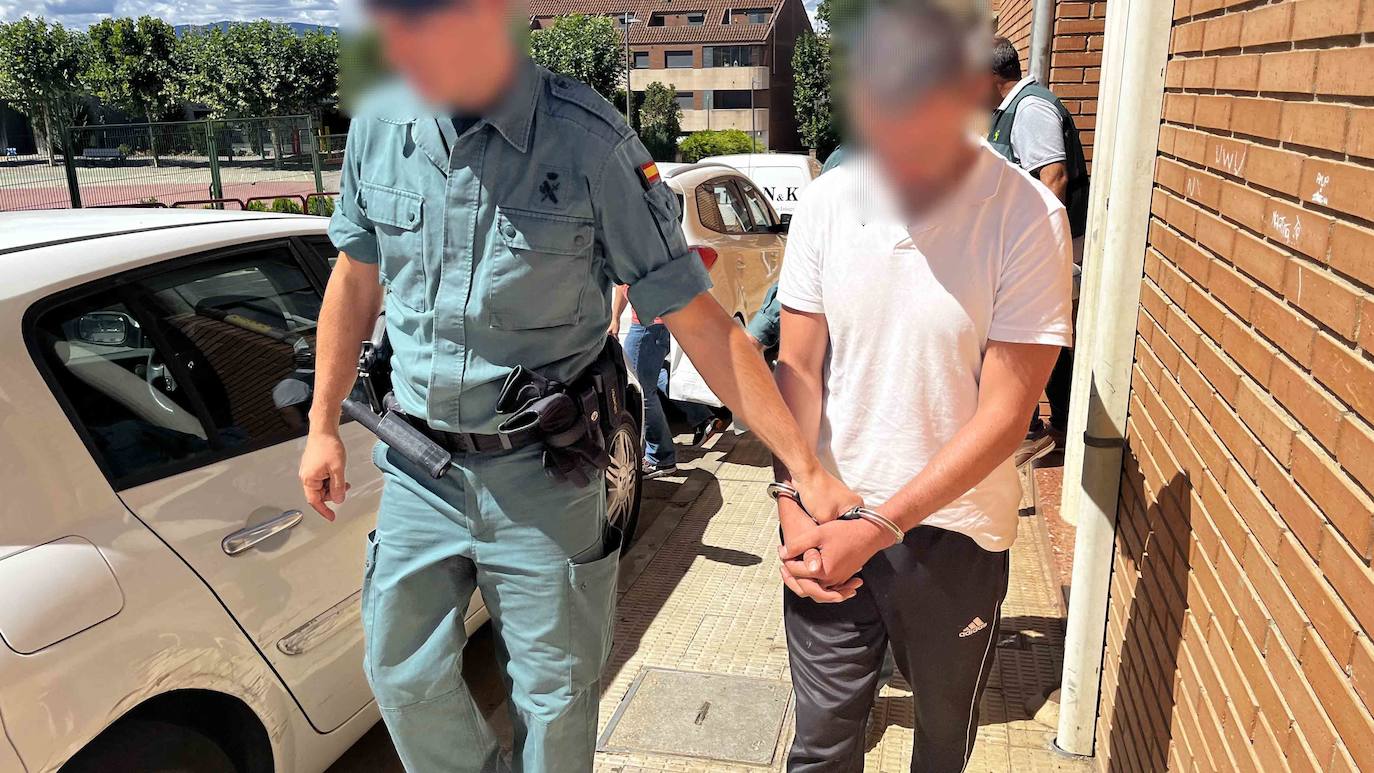 Fotos: Detenido un francotirador que disparaba desde su casa a viviendas y centros escolares de Villamediana