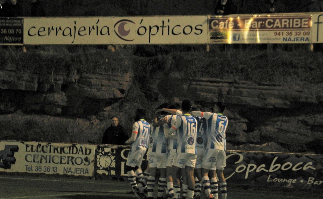 Los blanquiazules forman una piña para celebrar el segundo tanto. 