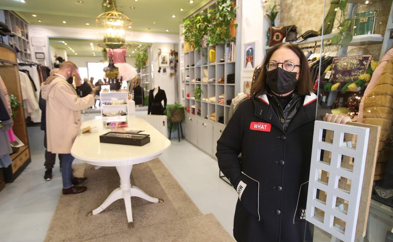 Imagen de archivo de clientes en el interior de un pequeño comercio de Logroño. 