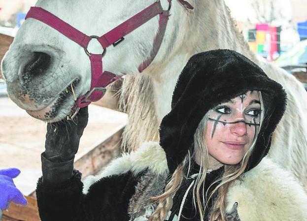 Una amazona, en el puesto de los caballos. 