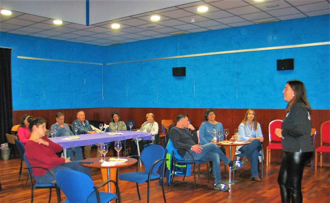 La sala anexa del cine Doga acogió ayer el último acto del 'Náxara Live', la cata de vino. 