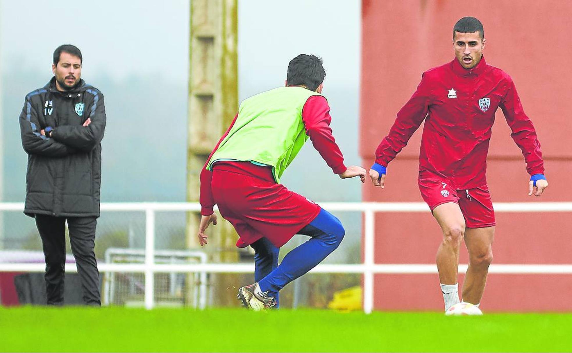 Israel Vicente dirigiendo al Calahorra en el entrenamiento del viernes. 