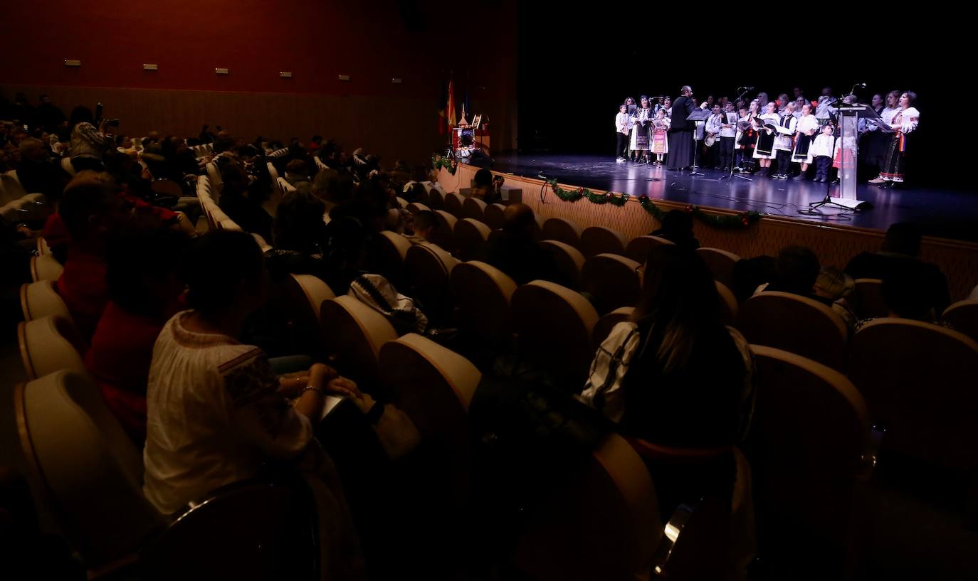 Fotos: Grupos de las parroquias ortodoxas rumanas cantaron en el auditorio de Logroño villancicos populares