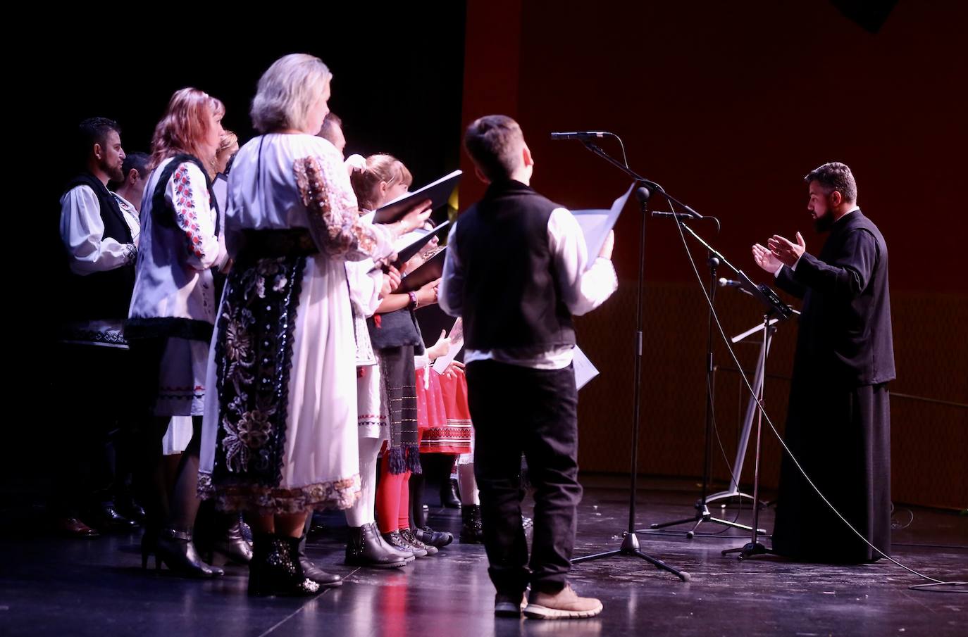 Fotos: Grupos de las parroquias ortodoxas rumanas cantaron en el auditorio de Logroño villancicos populares