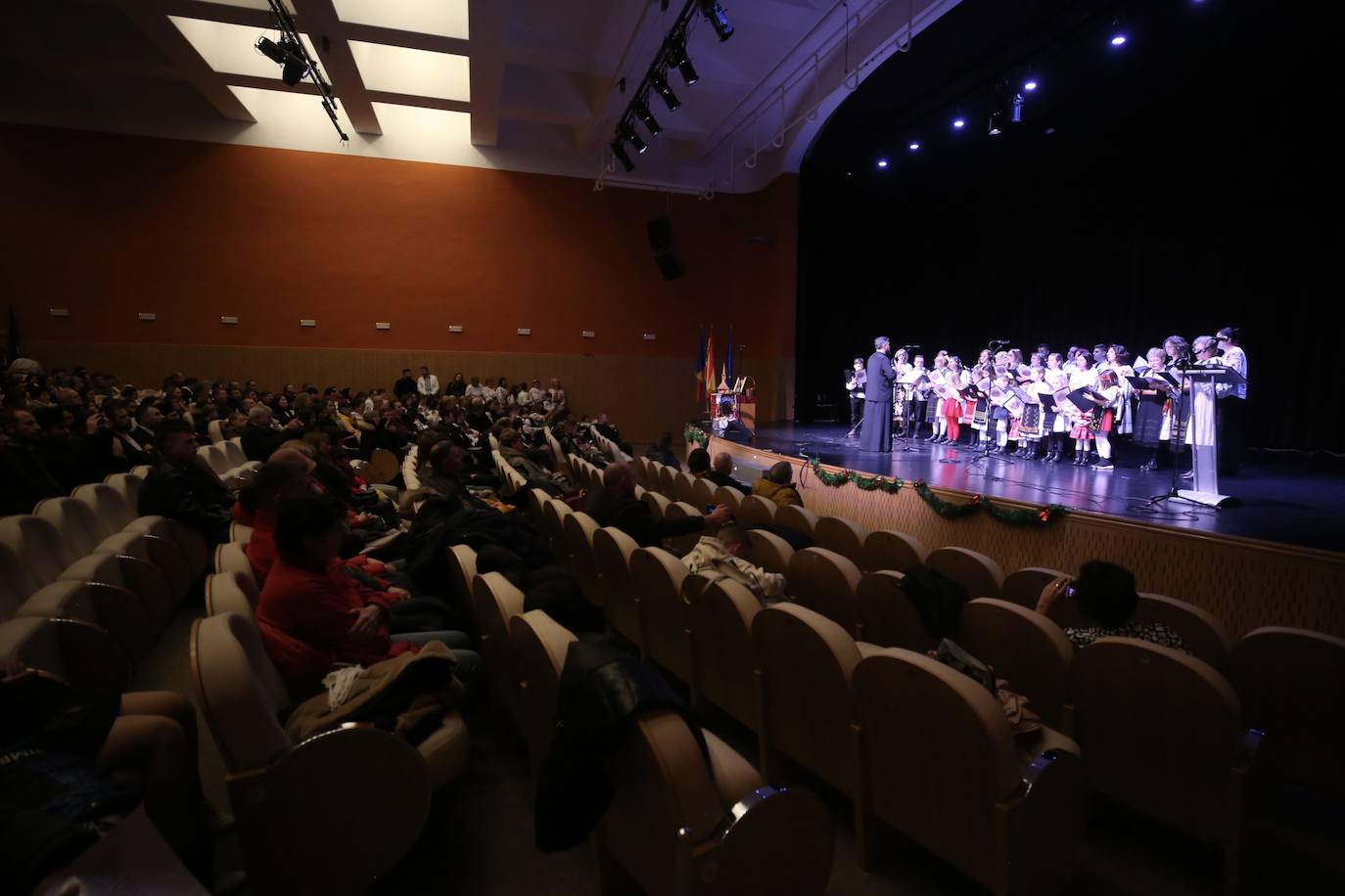 Fotos: Grupos de las parroquias ortodoxas rumanas cantaron en el auditorio de Logroño villancicos populares