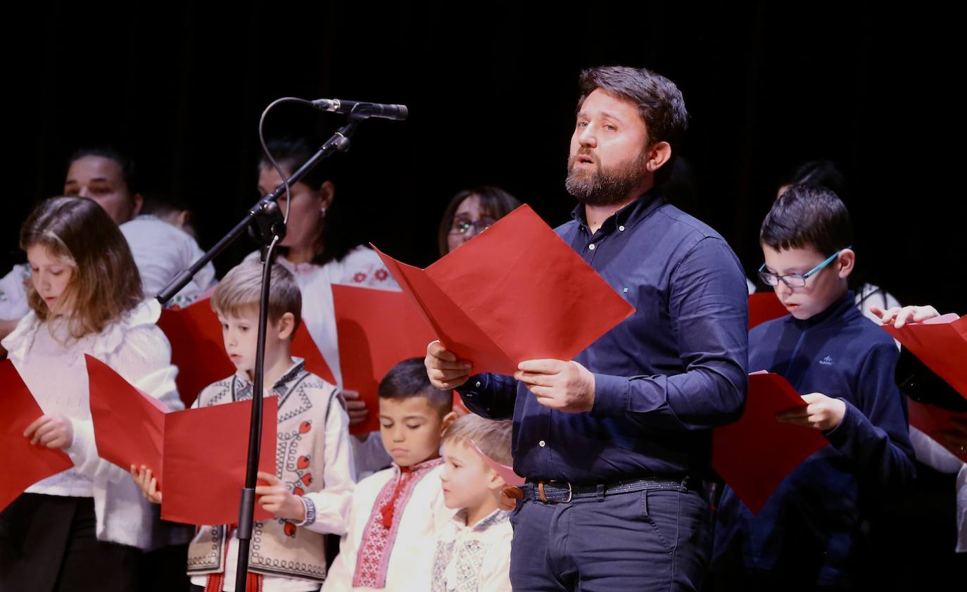 Fotos: Grupos de las parroquias ortodoxas rumanas cantaron en el auditorio de Logroño villancicos populares