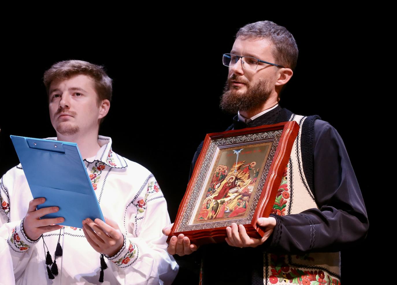 Fotos: Grupos de las parroquias ortodoxas rumanas cantaron en el auditorio de Logroño villancicos populares