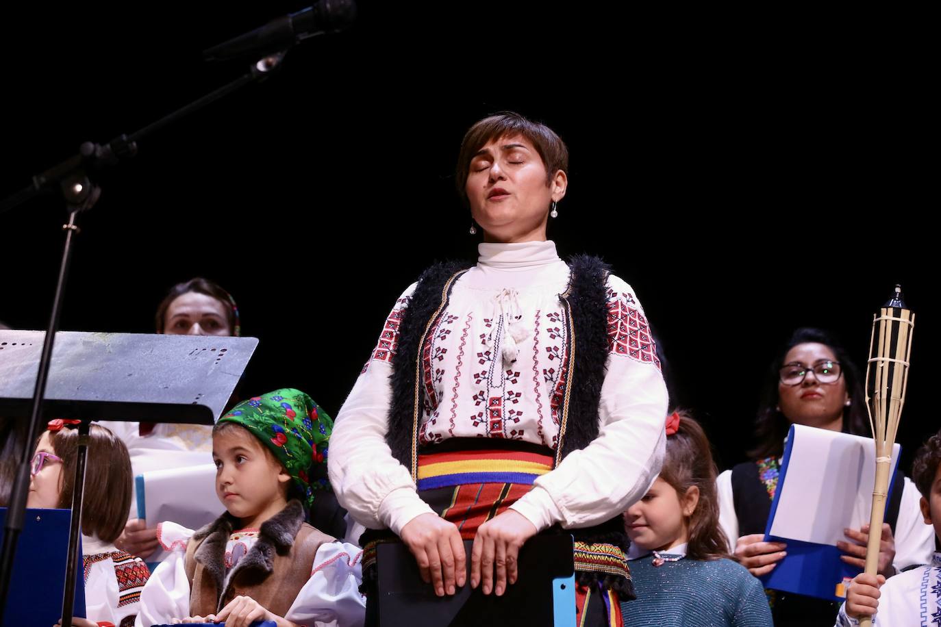 Fotos: Grupos de las parroquias ortodoxas rumanas cantaron en el auditorio de Logroño villancicos populares