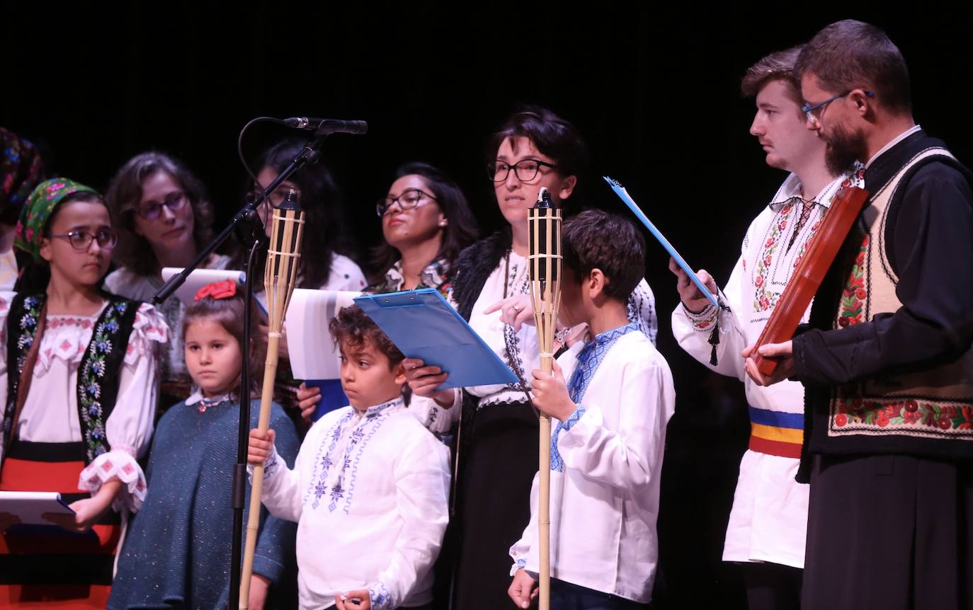 Fotos: Grupos de las parroquias ortodoxas rumanas cantaron en el auditorio de Logroño villancicos populares