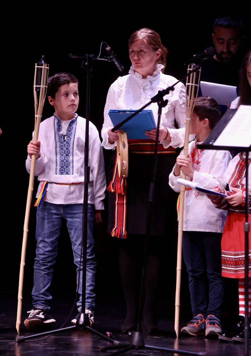 Fotos: Grupos de las parroquias ortodoxas rumanas cantaron en el auditorio de Logroño villancicos populares