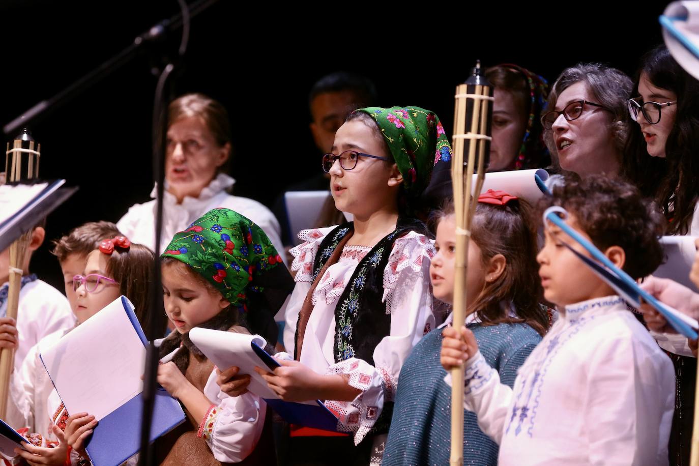 Fotos: Grupos de las parroquias ortodoxas rumanas cantaron en el auditorio de Logroño villancicos populares