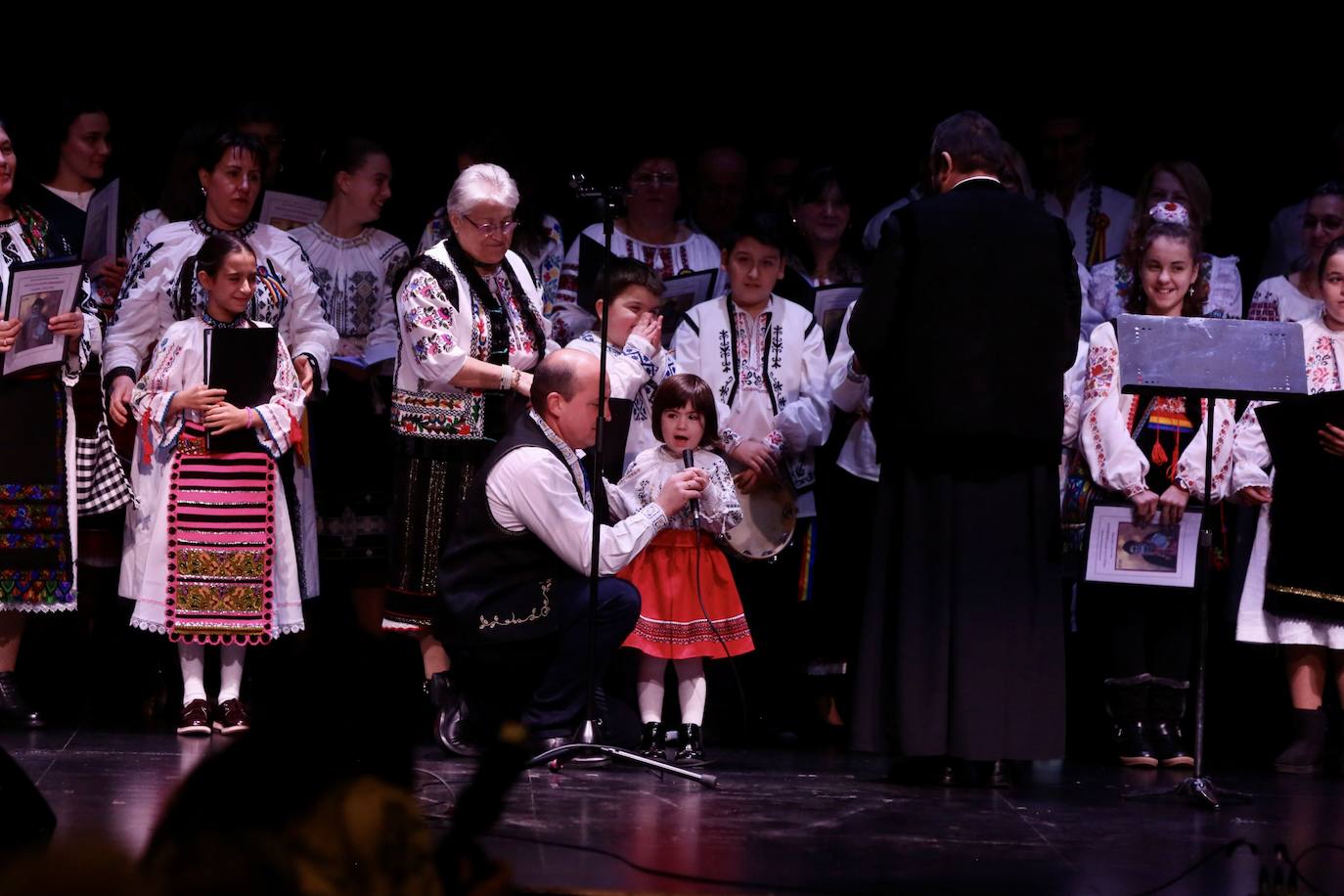 Fotos: Grupos de las parroquias ortodoxas rumanas cantaron en el auditorio de Logroño villancicos populares