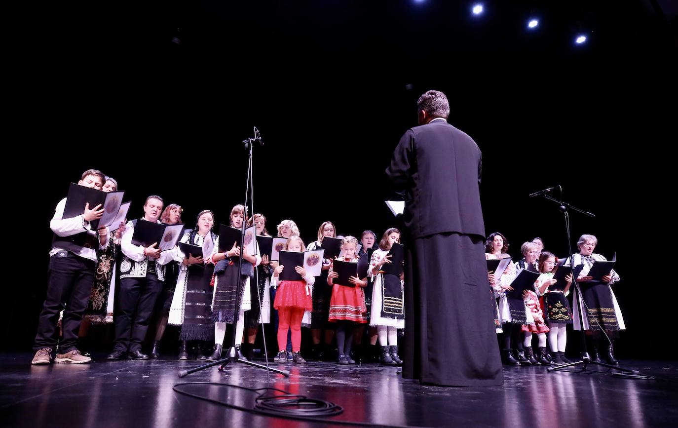 Fotos: Grupos de las parroquias ortodoxas rumanas cantaron en el auditorio de Logroño villancicos populares