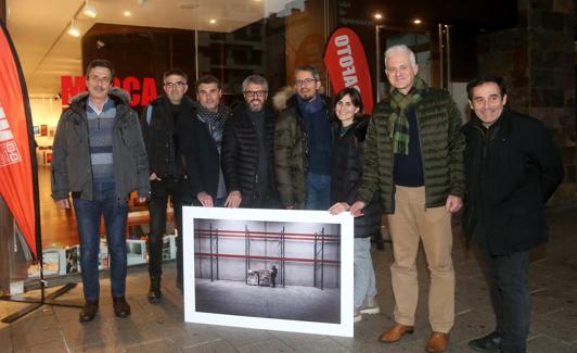 Fotógrafos de la AIG junto a Pacual Salcedo, Fuentes y Hermoso Mendoza, en la apertura. 