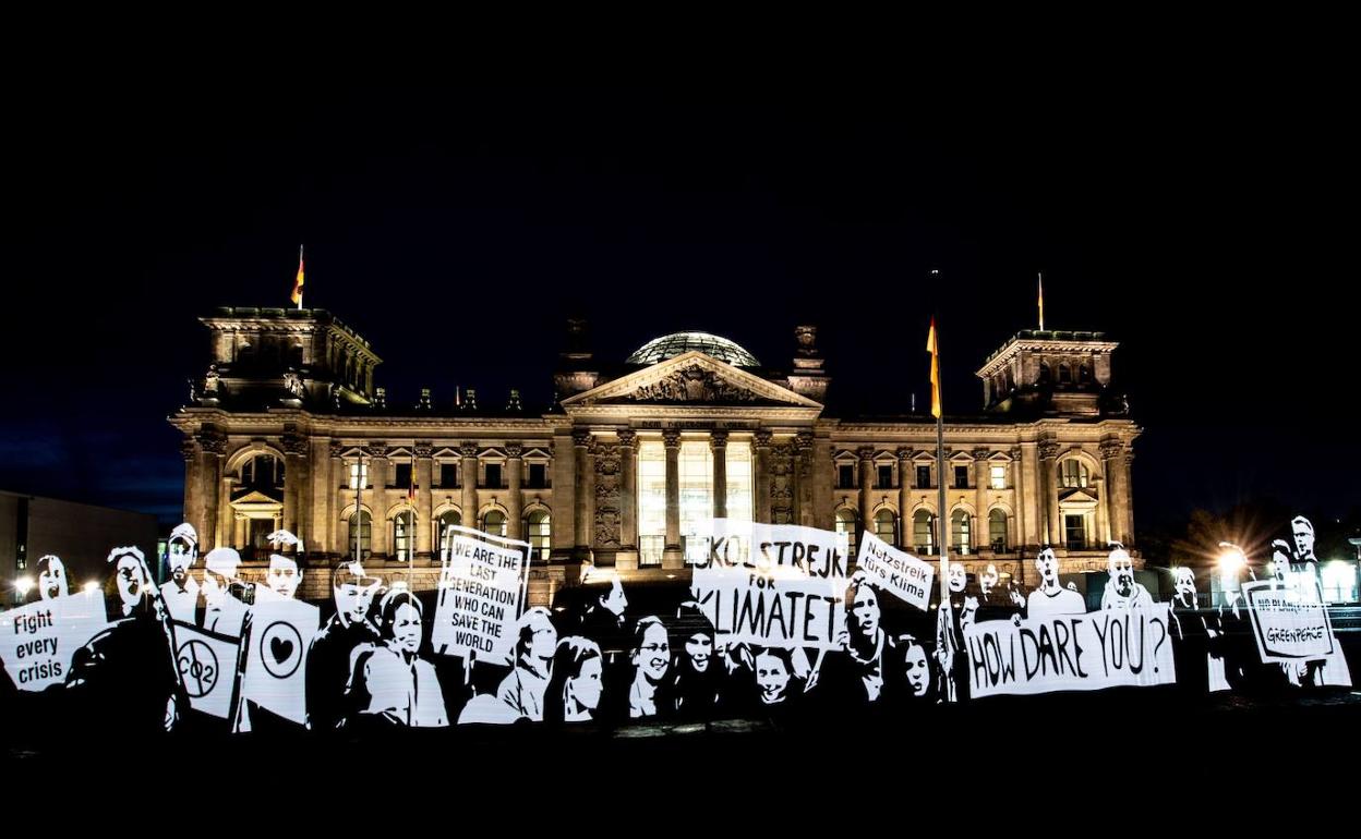 Activistas climáticos paralizan en tráfico frente al Parlamento alemán. 