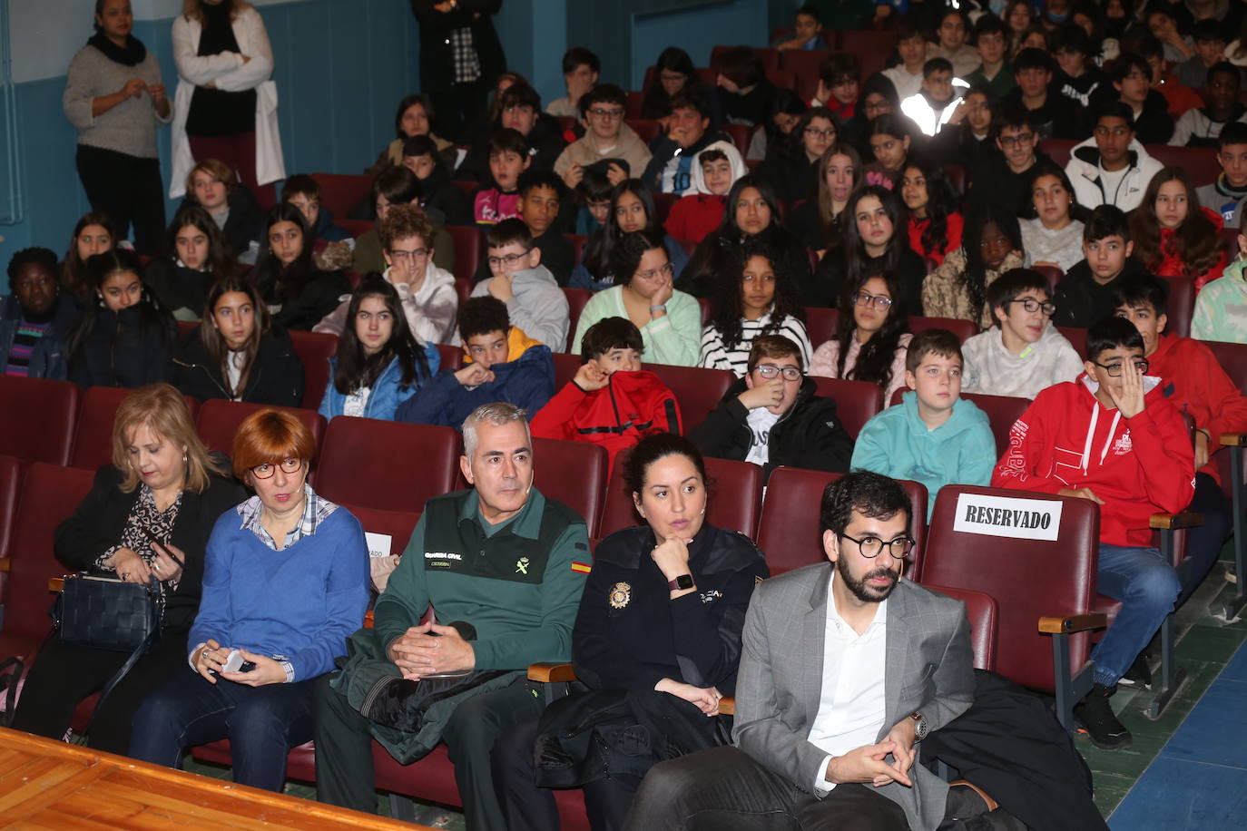 Fotos: Jornada sobre los riesgos de las redes sociales en el IES D&#039;Elhúyar