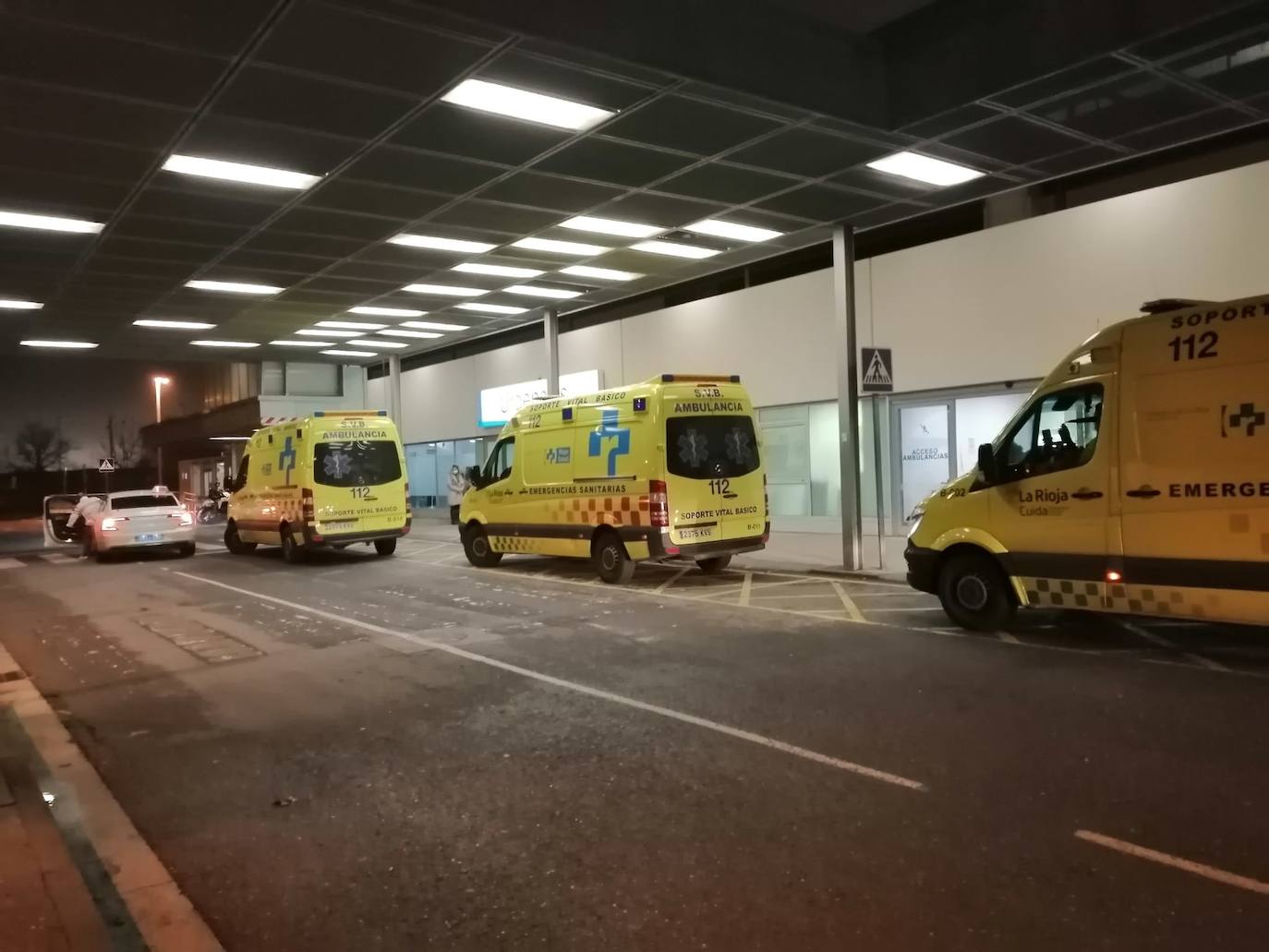 Imagen de ambulancias esperando en Urgencias.