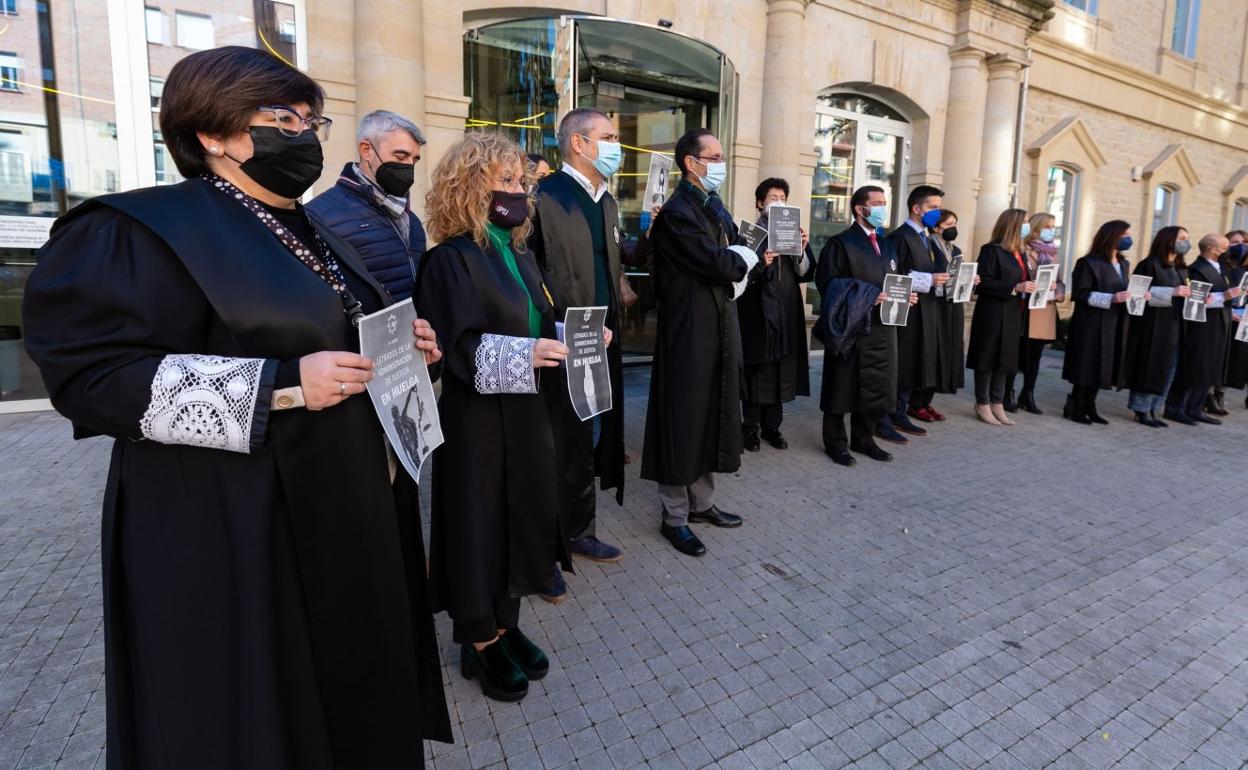 Concentración de los letrados de la Administración de Justicia durante la jornada de huelga del pasado 26 de enero. 