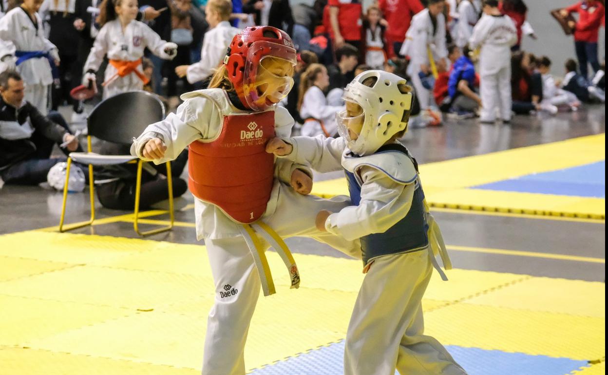 Dos jóvenes taekwondistas, en un combate. 