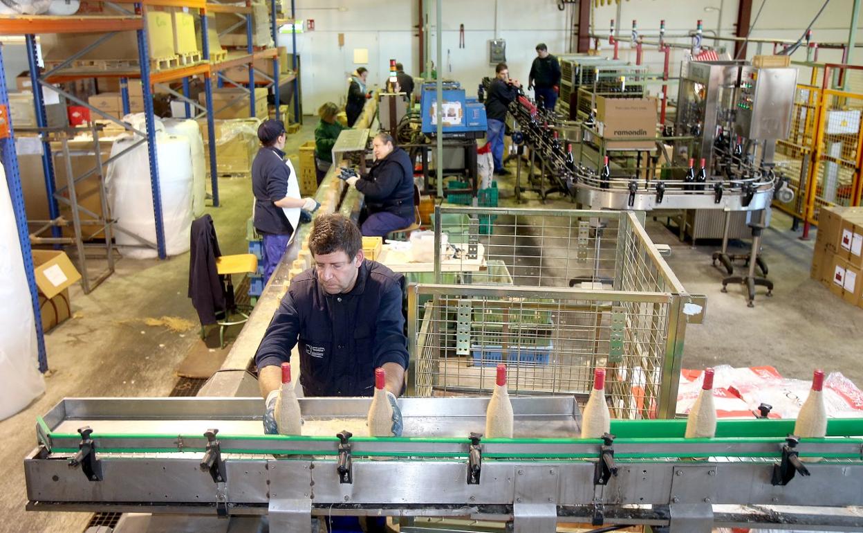 Usuarios de ASPREM, ayer en la planta donde se ensacan las botellas Siglo. 
