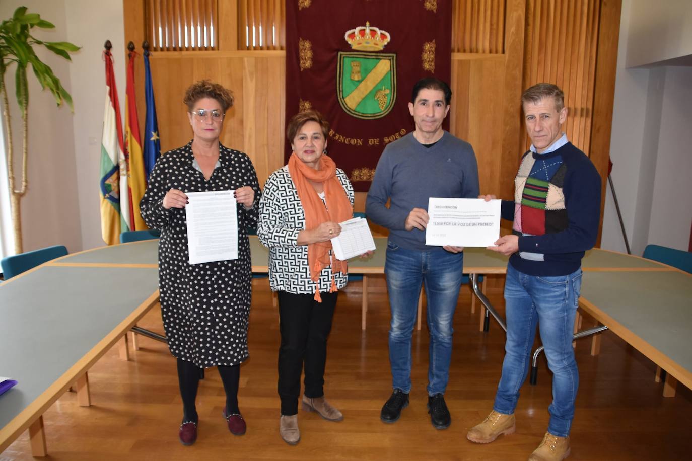 Presentación de las firmas en el Consistorio rinconero. 