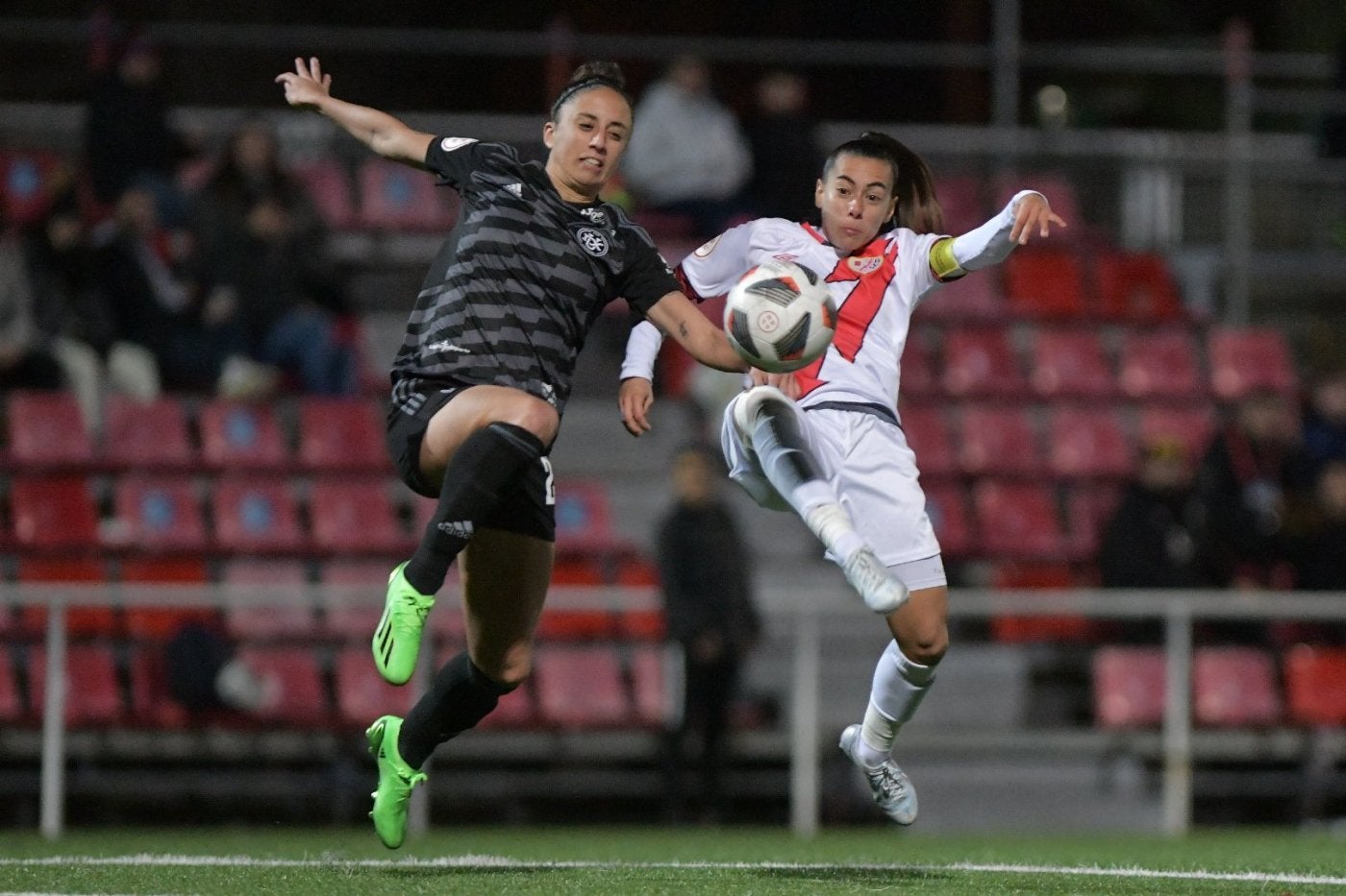 Lorena pugna por el balón con una rival. 