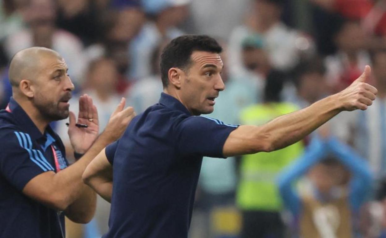 Lionel Scaloni (d), con su ayudante Walter Samuel, durante un partido del Mundial de Qatar.