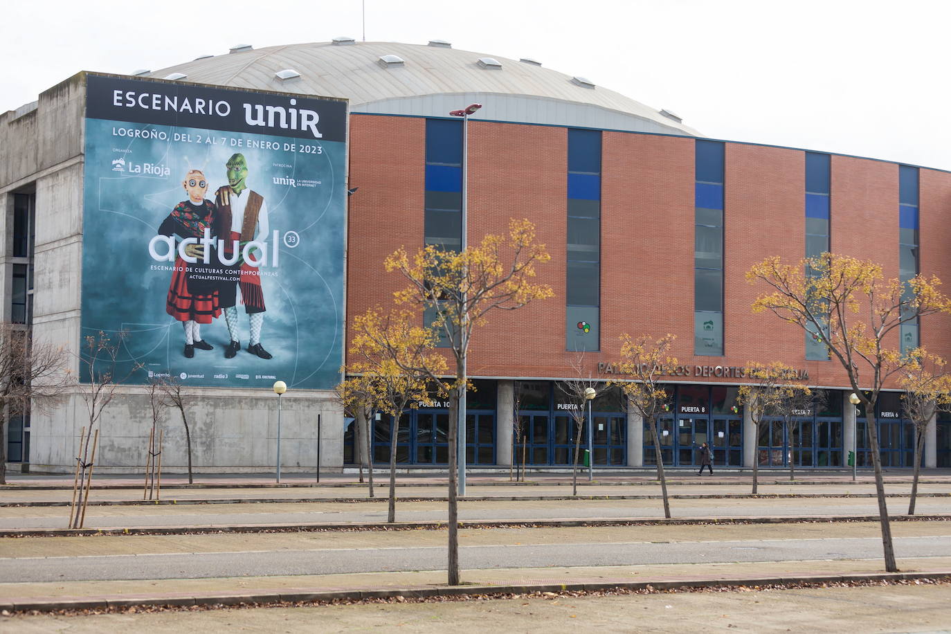 Imagen del Palacio de los Deportes con el anuncio de Actual. 