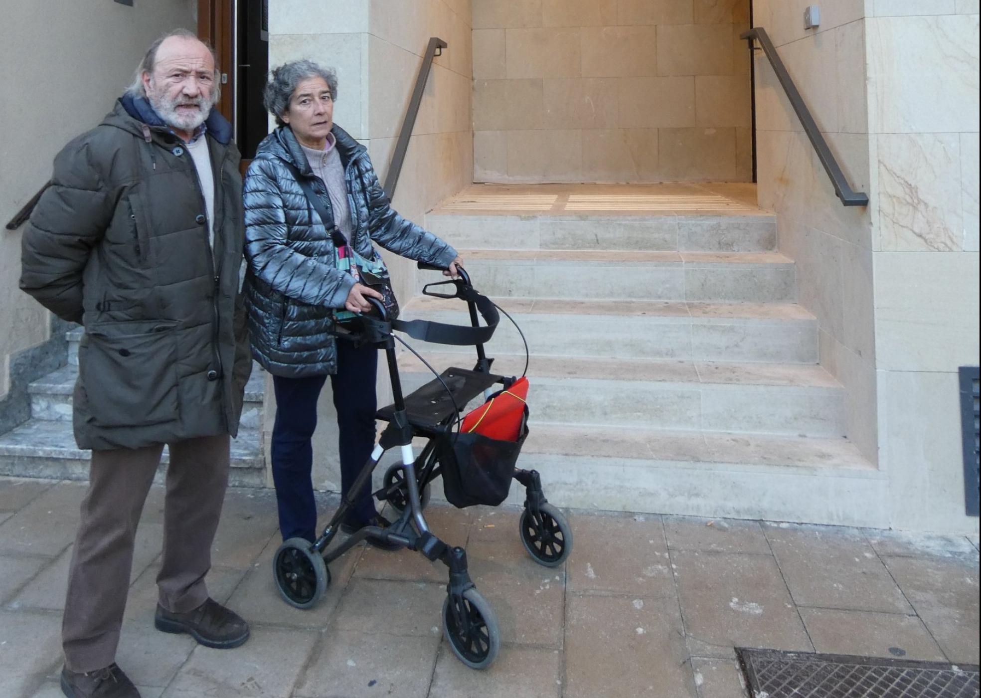 Amaya Pirla y su marido, frente a la única entrada hábil del edificio. 