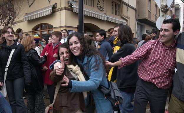 Imagen principal - La alegría se desbocó por todos los rincones de Calahorra. 