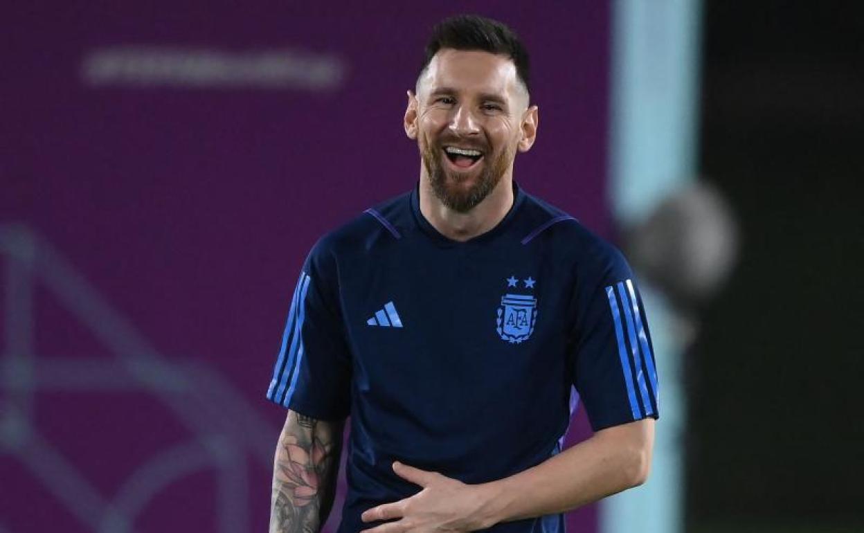 Messi sonríe en el entrenamiento de la selección argentina previo a la final del Mundial.