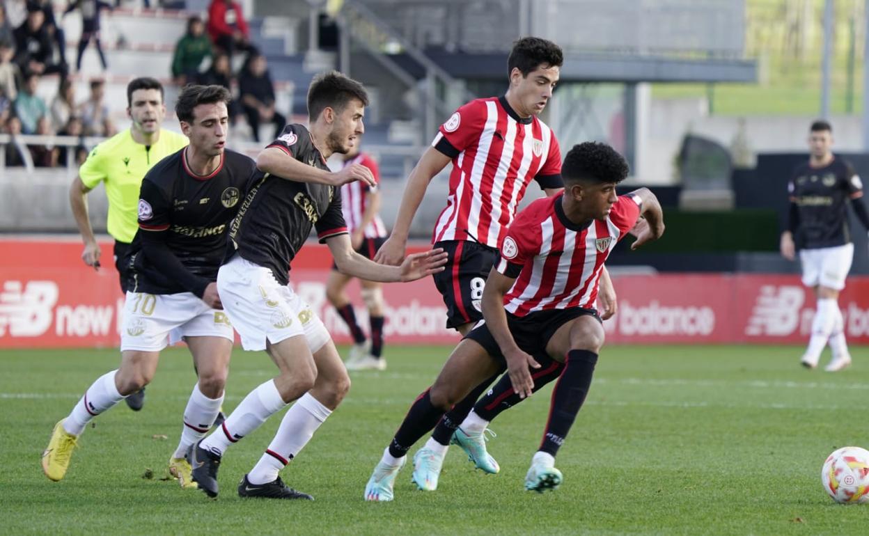 Diego Esteban y Sarriegi presionan a Adu en un lance del partido. 