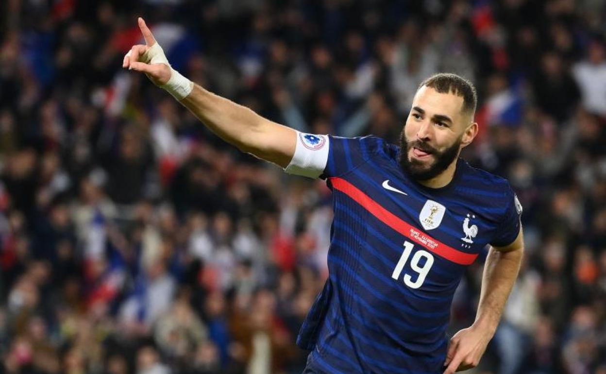 Karim Benzema celebra un gol con la selección de Francia.