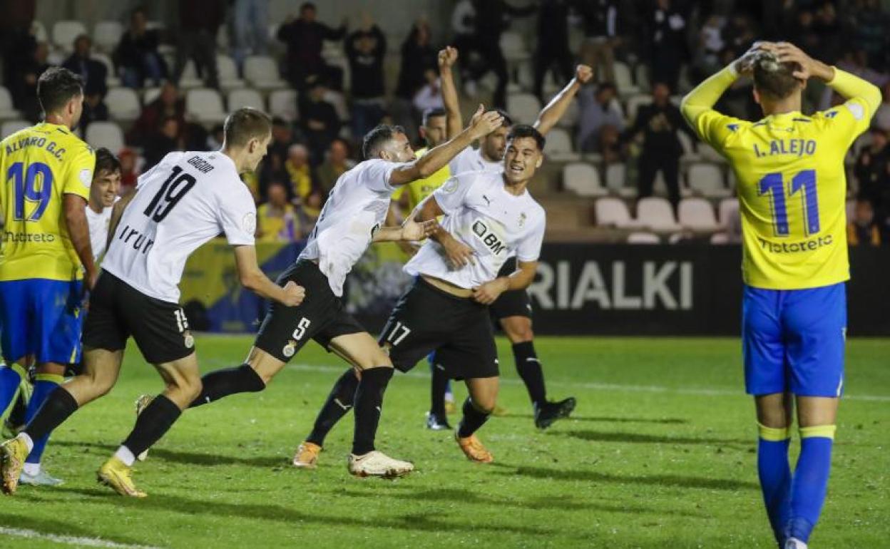 Los jugadores del Real Unión celebrando su victoria ante el Cádiz